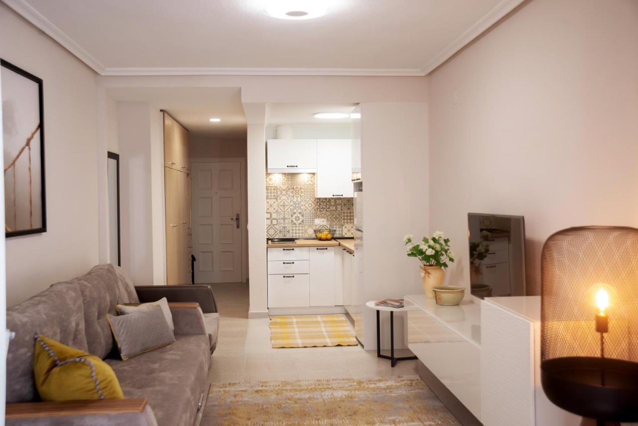Holiday Studio Jardin Playa Torrevieja Bagian luar foto